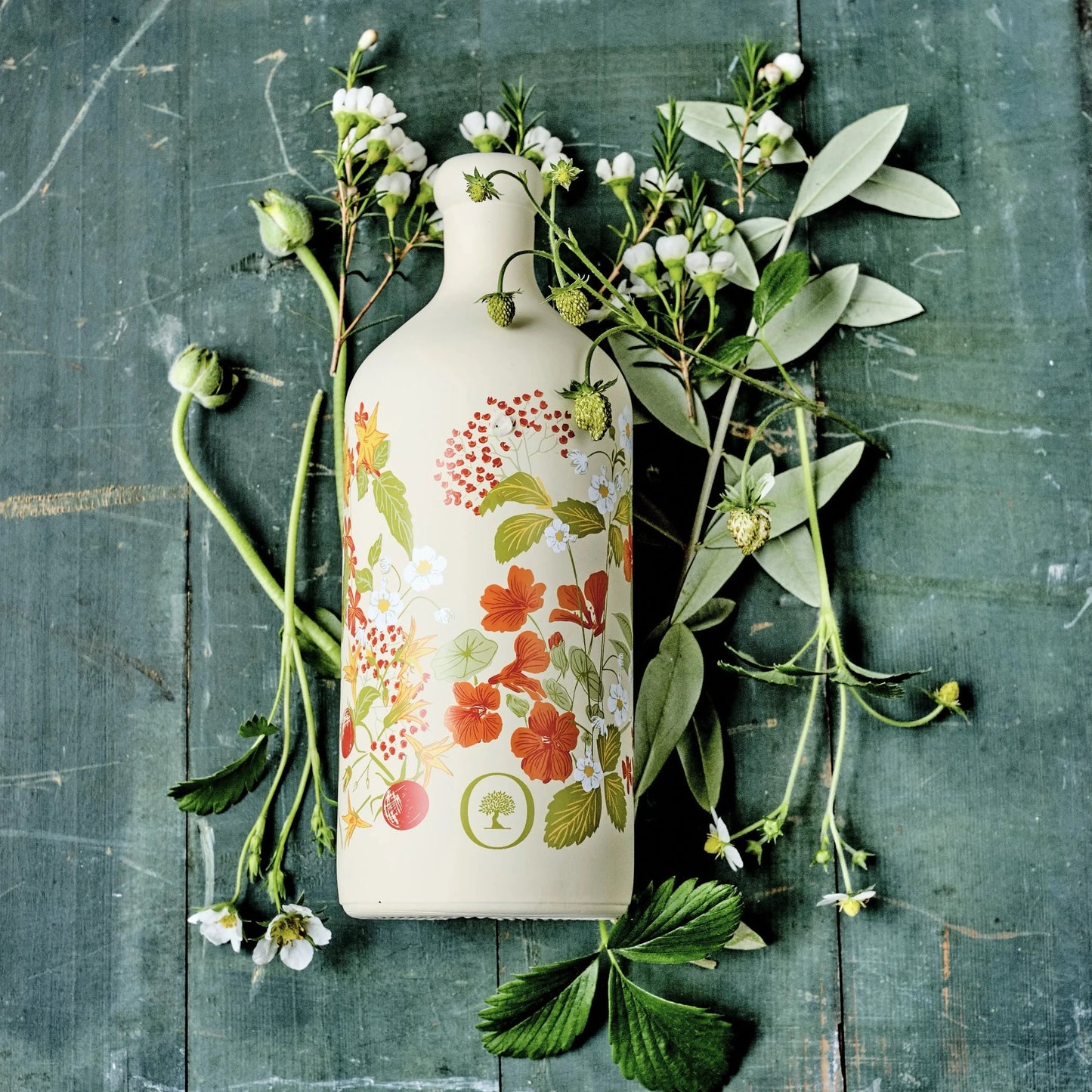olivenöl flasche limited edition sommer aus italien mit blumen print darauf